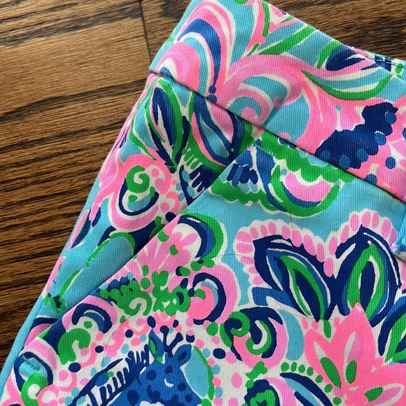 Lilly Pulitzer Callaghan stretch short in "Jungle Sunrise" - size 4 - NWT - Picture 4 of 9